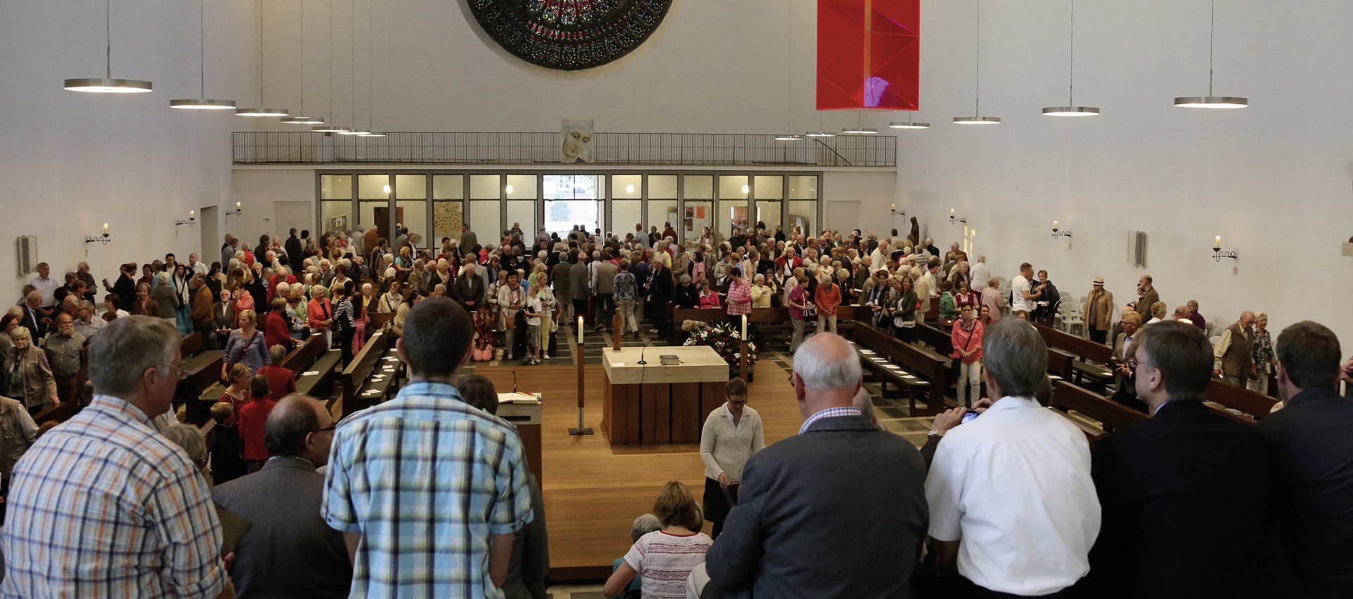 Gottesdienst viele Menschen